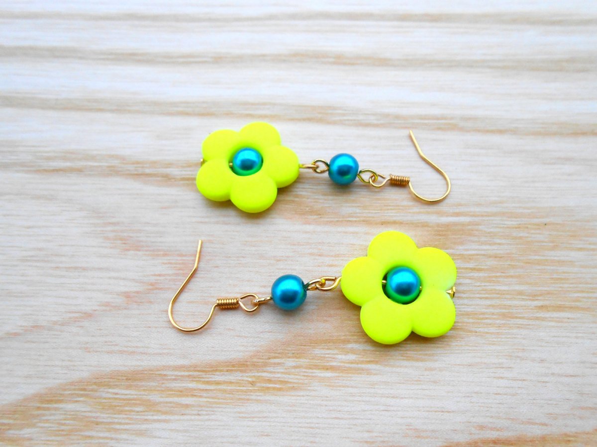 Náušnice kytičkové žlutá neon (7/16)