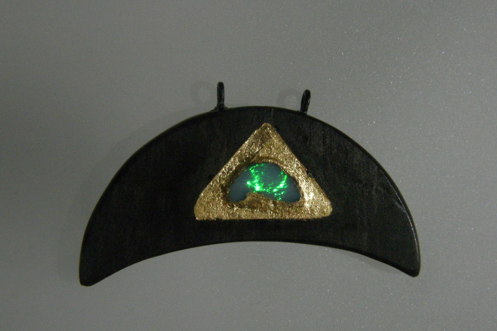 Lunice. Opál, eben, pozlaceno.