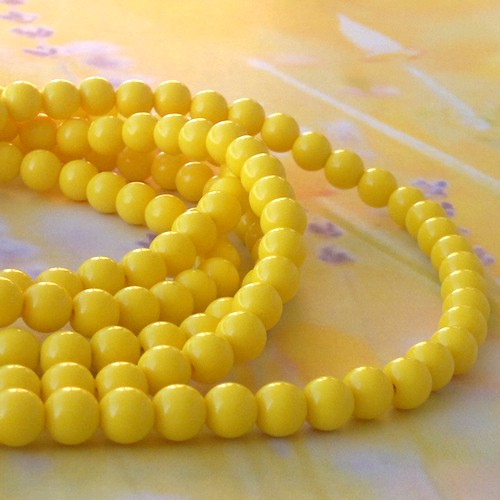 Žlutý retro dlouhý náhrdelník 