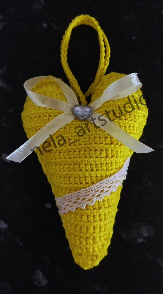 Háčkované dekorační srdce na zavěšení žluté