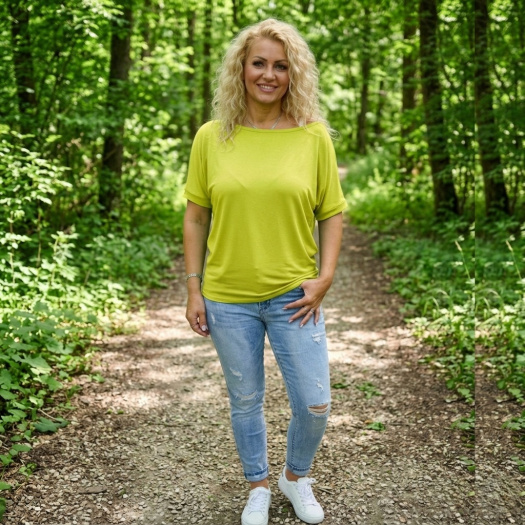 Tričko s širokým lodičkovým výstřihem - žlutozelená barva (viskóza) 