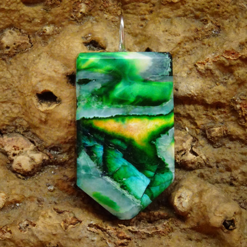 Přívěsek z mamutoviny a ebenu.