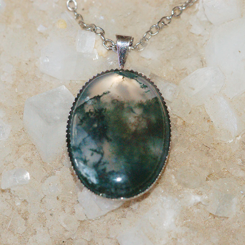 V mechu a kapradí - achát