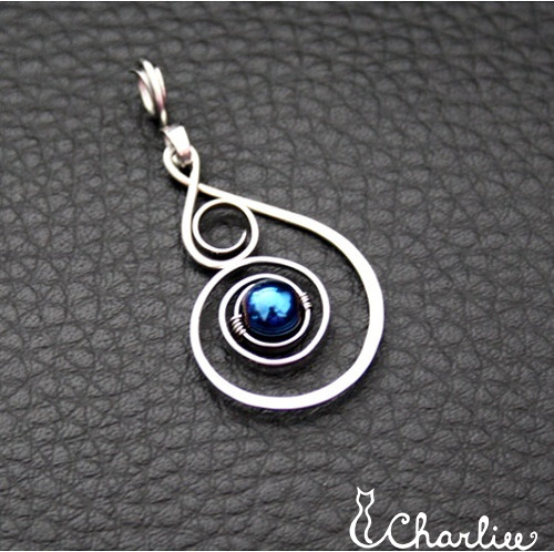 Přívěsek - KAPKA MODRÝ HEMATIT- tepaný- chirurgická ocel