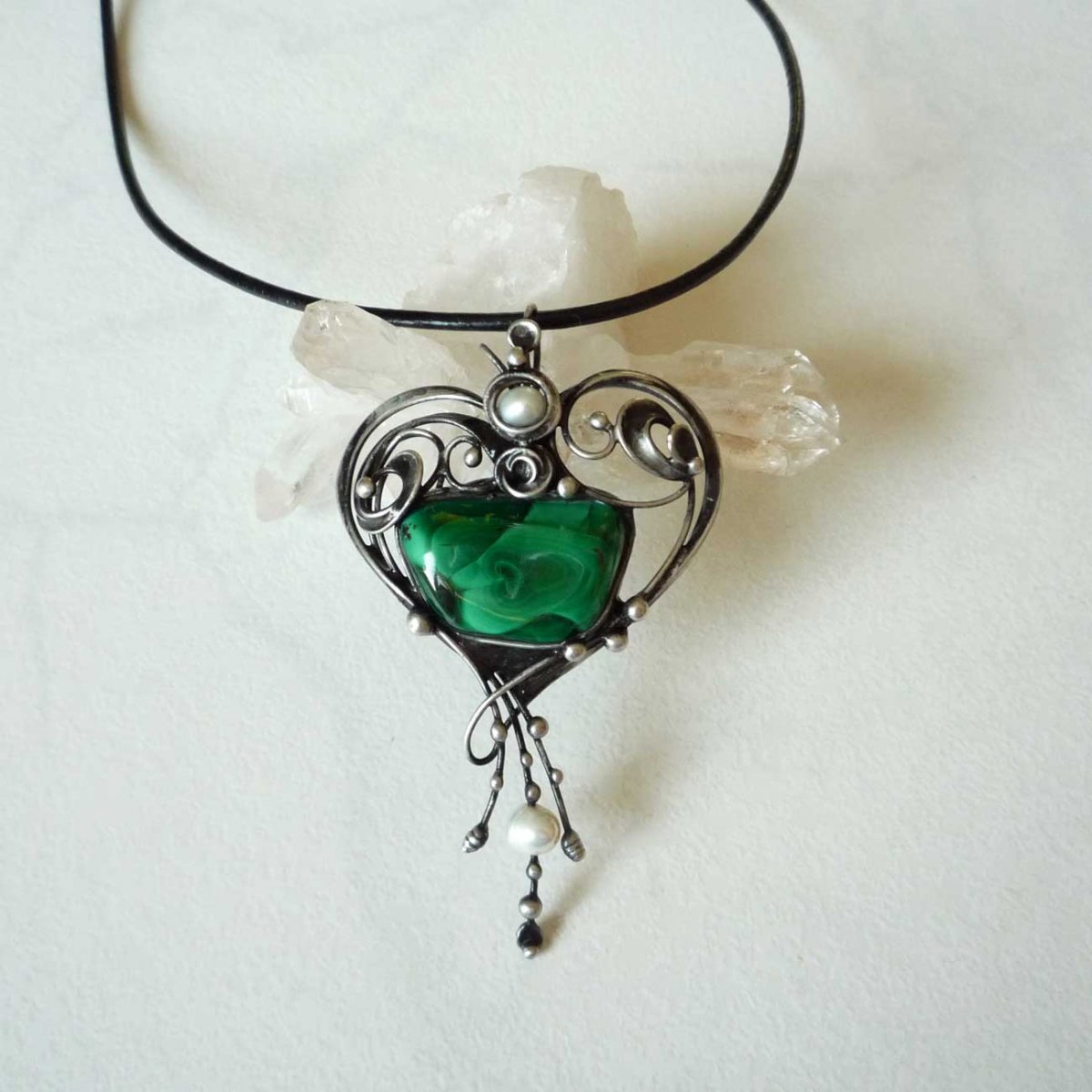 Srdce s malachitem a perlami