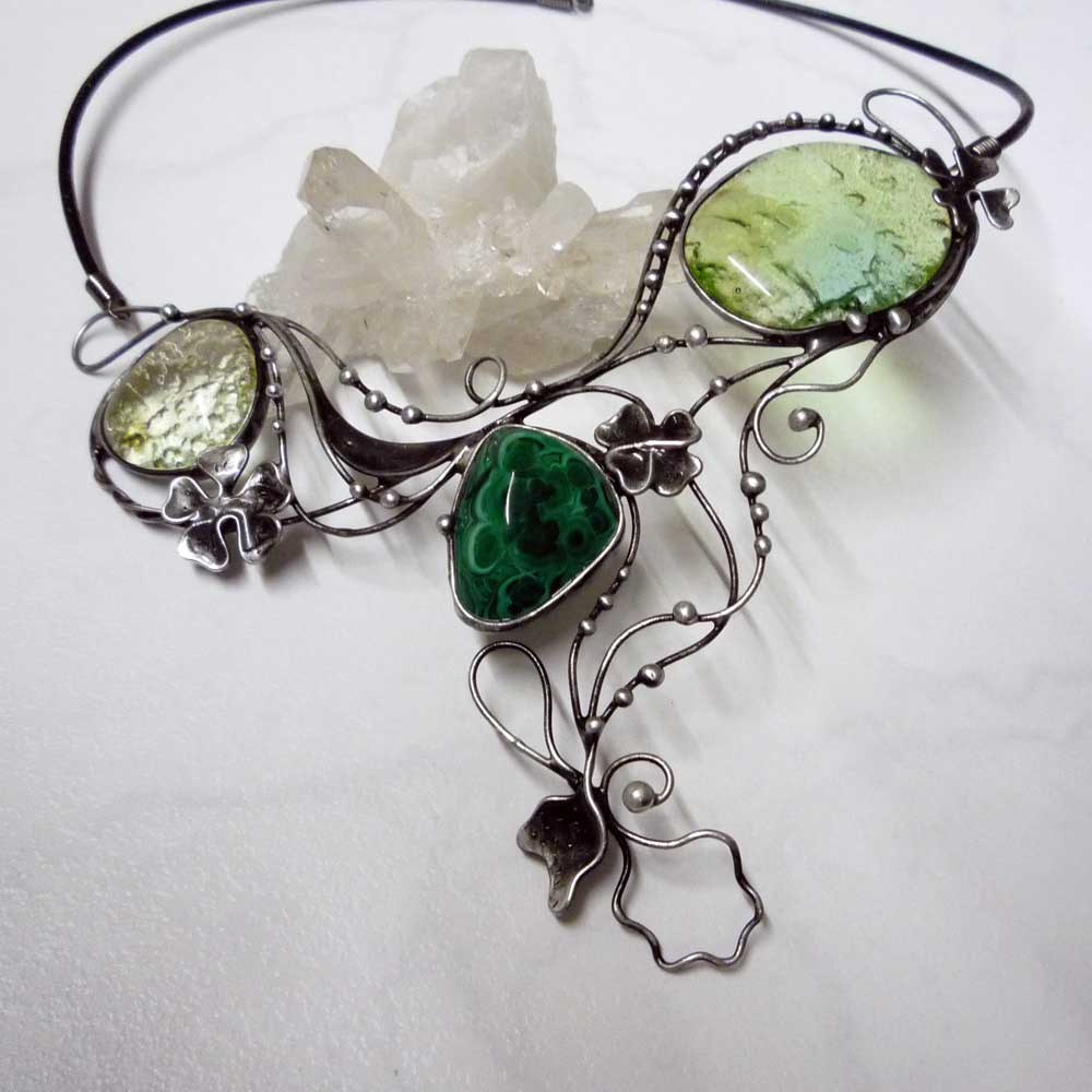 V trávě - malachit,sklo