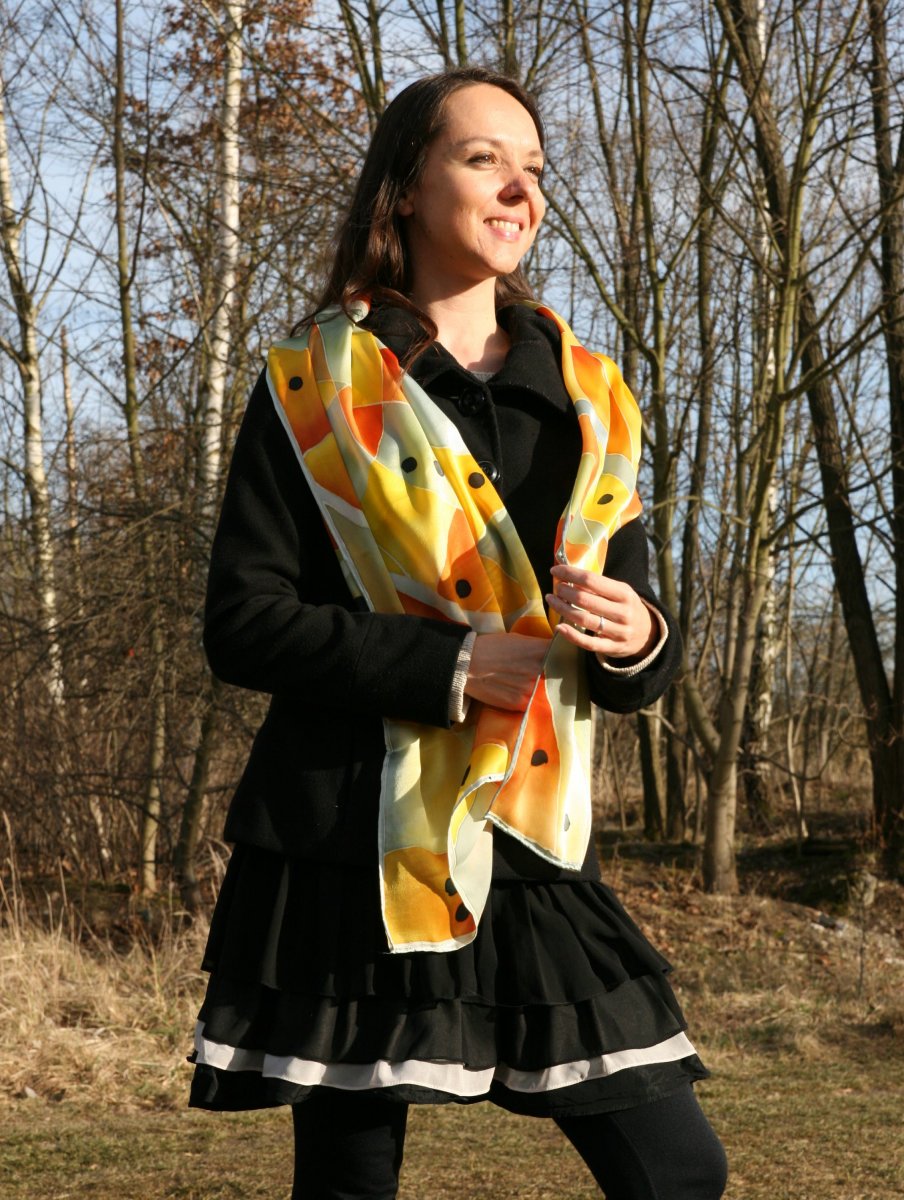 Malovaná hedvábná šála: Puntíky žluto-oranžové