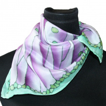 Malovaný hedvábný šátek: Zelené puntíky na vlnách