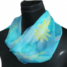 Malovaný hedvábný šátek: Kvítky v modré
