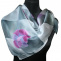 Malovaný hedvábný šátek: Květy v šedé