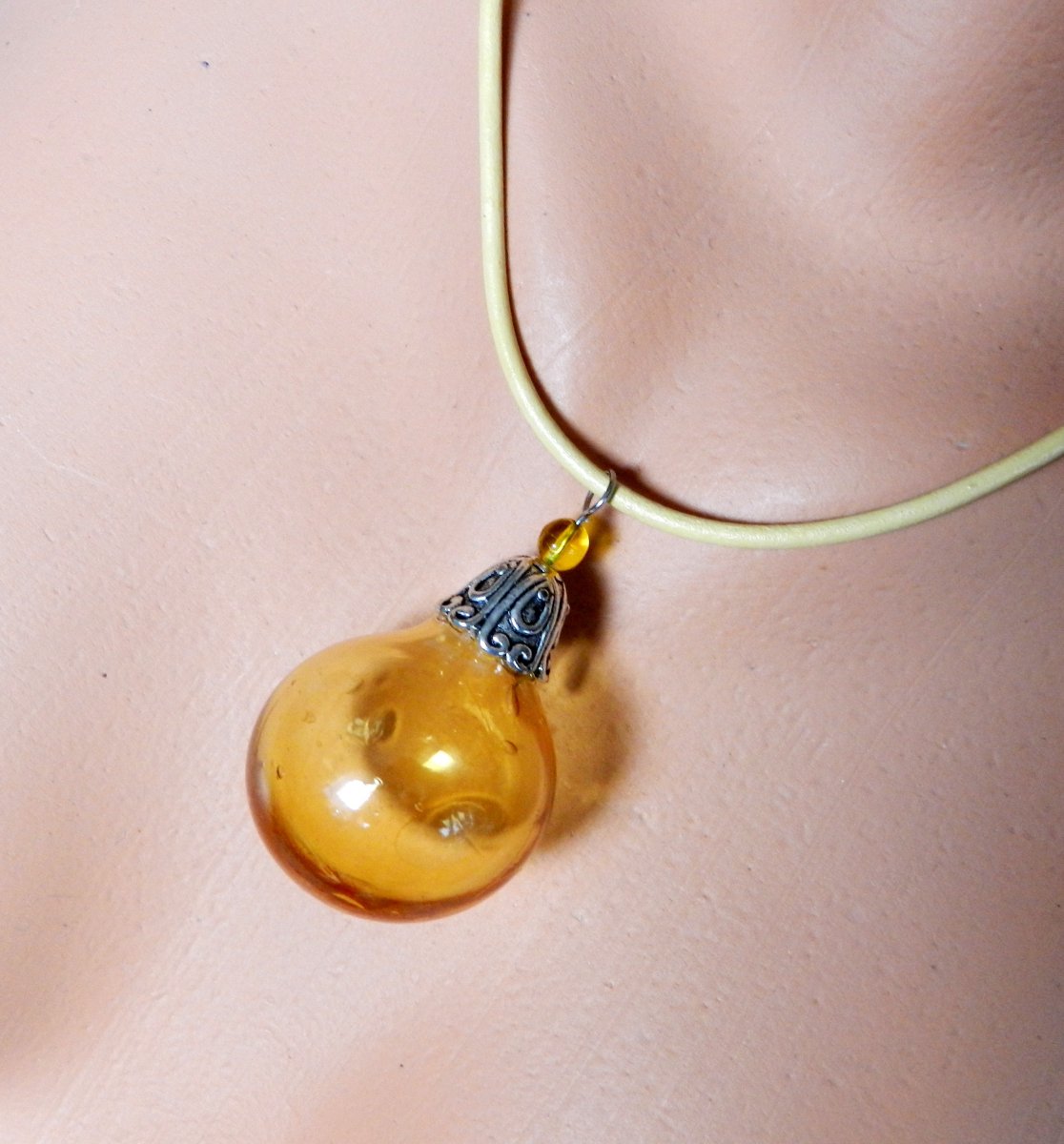 Foukaný korálek na žluté kůži