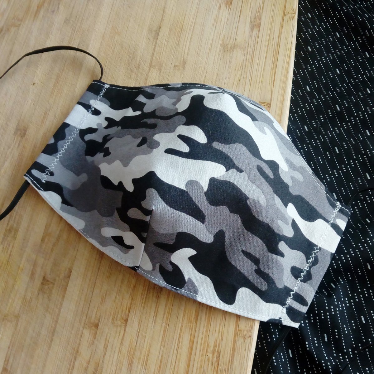 Maskáčová rouška tvarovaná černá