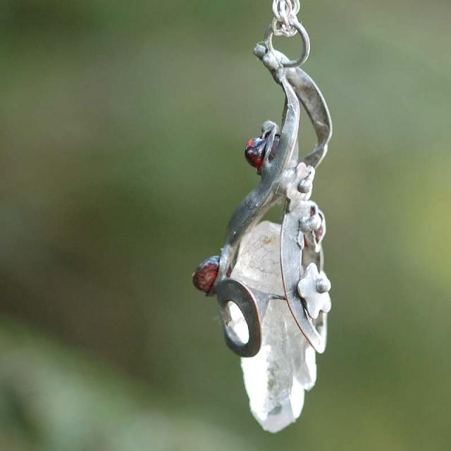 Křišťálový krystal s granáty