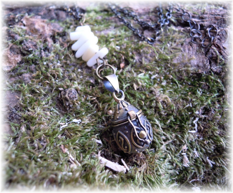 Medailonek - kouzelný džbáneček