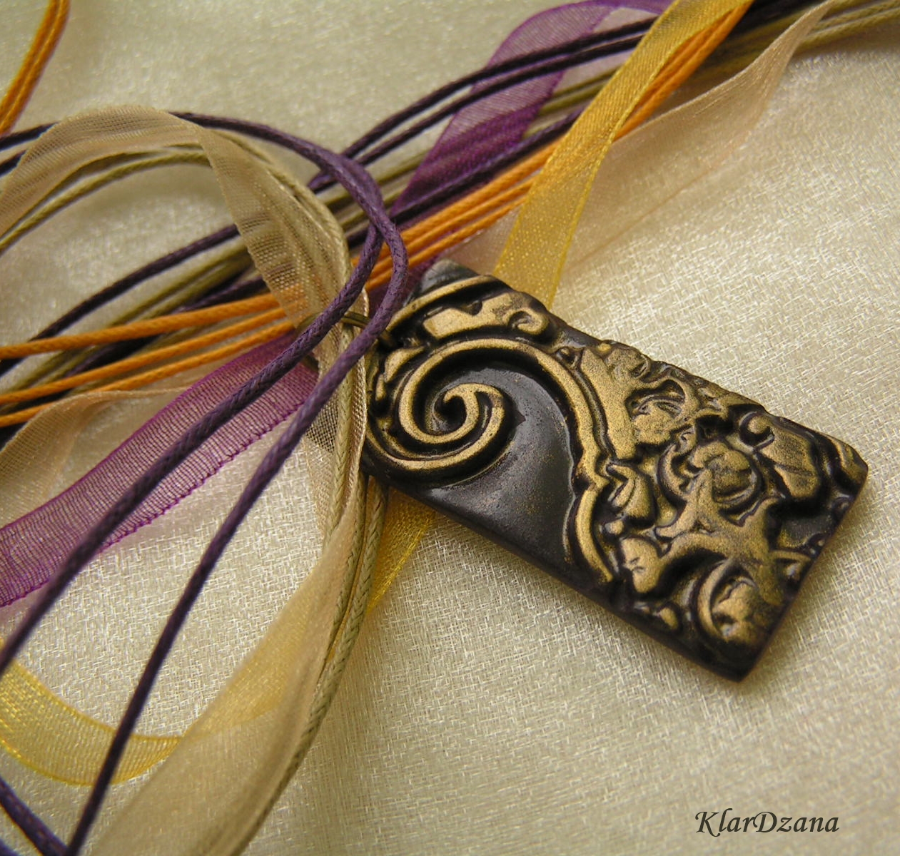 Přívěsek Meghan - stužka na výběr