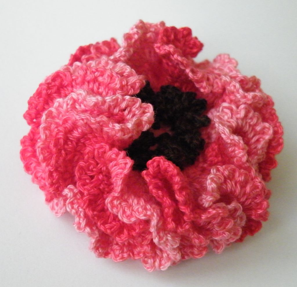 háčkovaná červená brož