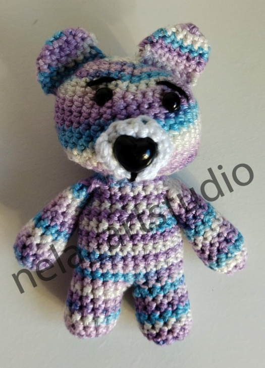 Háčkovaný medvídek melír modrofialovobílý
