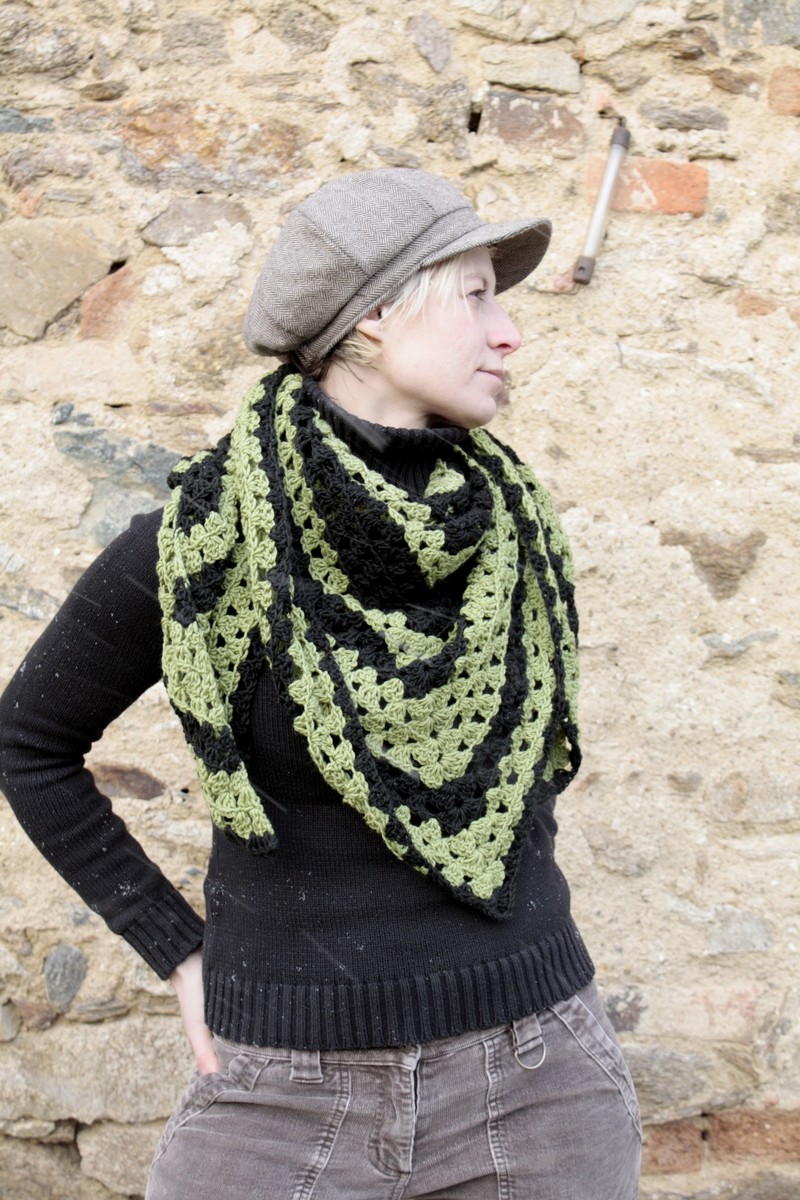 Háčkovaný šál - Elegance v zelenočerné