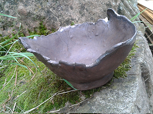 keramická miska se zubatým okrajem