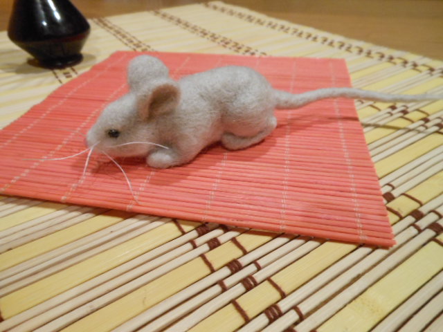 Plstěná šedá myška