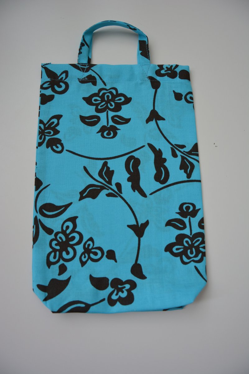 Látková taštička modrá s černýma květy