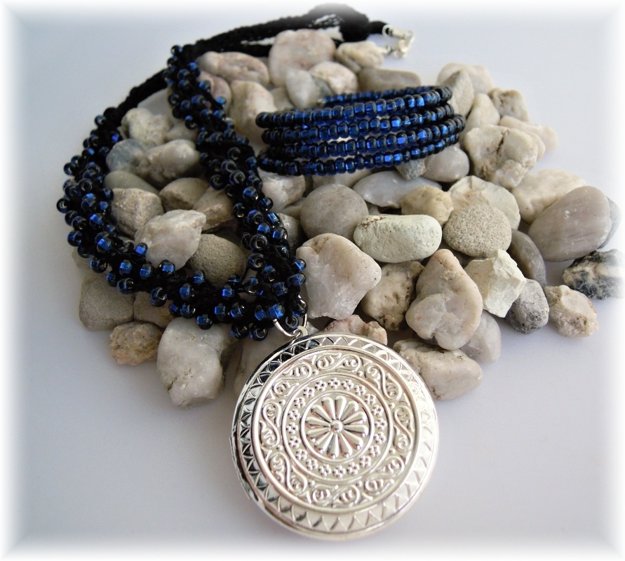 Sada modrá s medailonkem