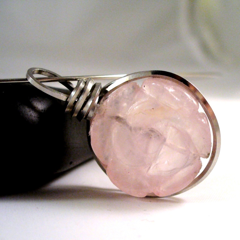 NÁHRDELNÍK Z růžové zahrady