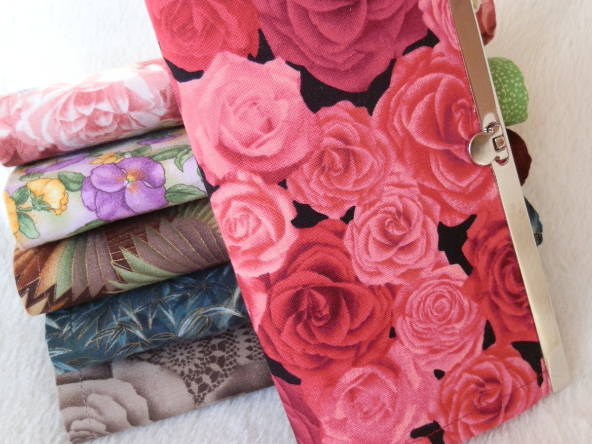 Rámečková peněženka - Růže na černé