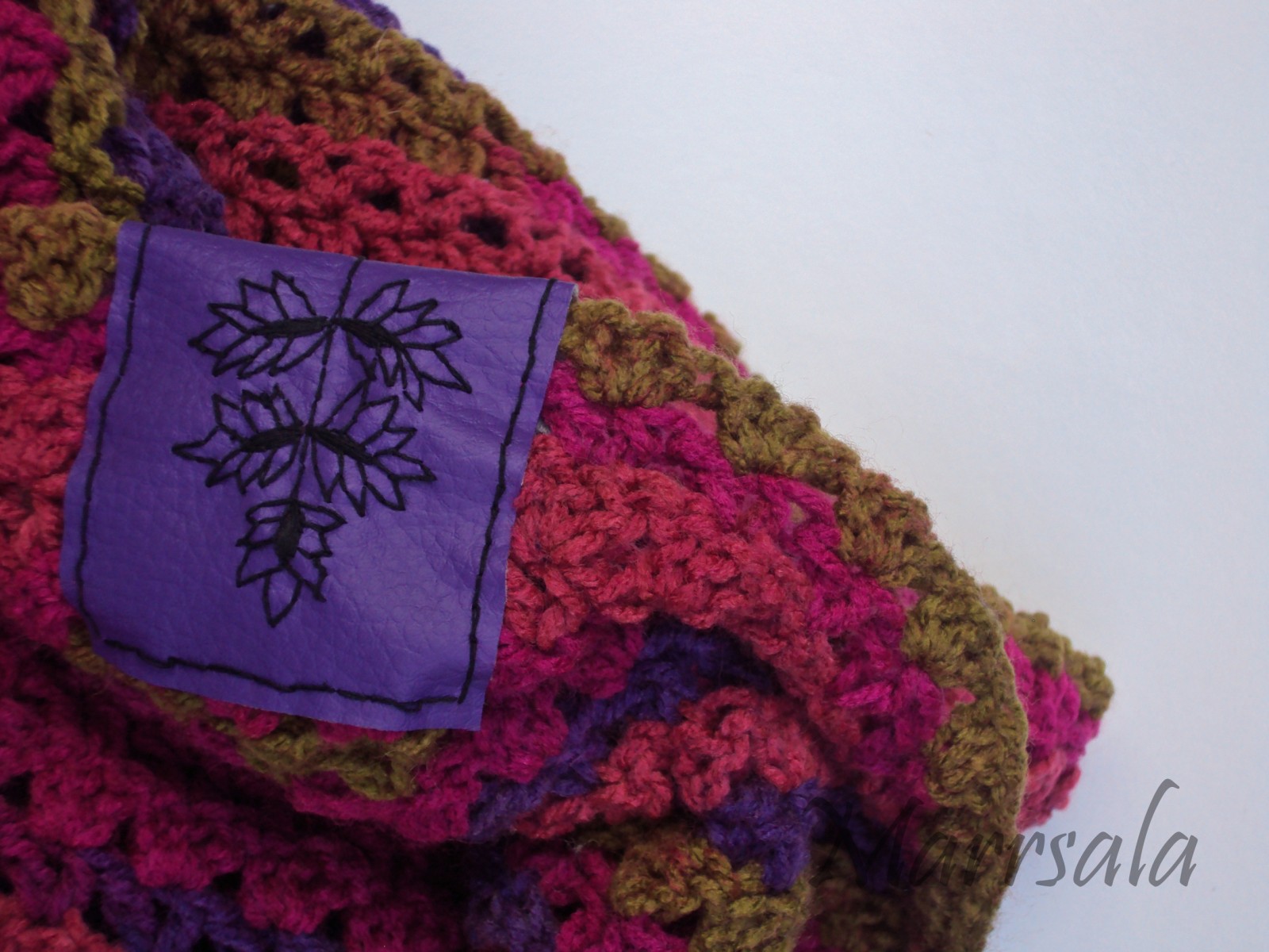 Nákrčník s lístkem