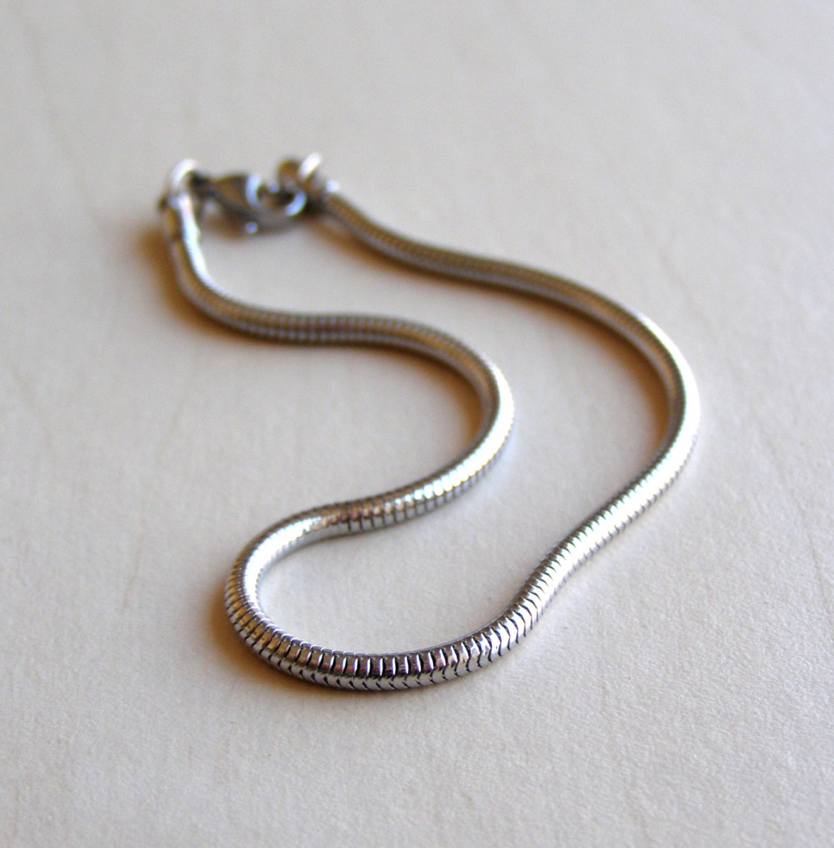 Ocelový náramek ke korálkům s velkým průvlekem