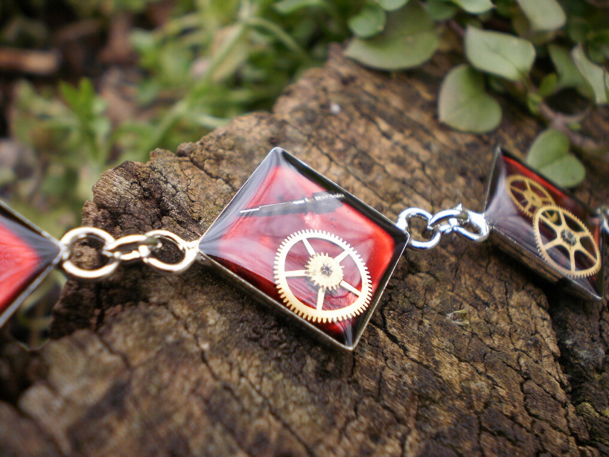 Steampunkový červený náramek