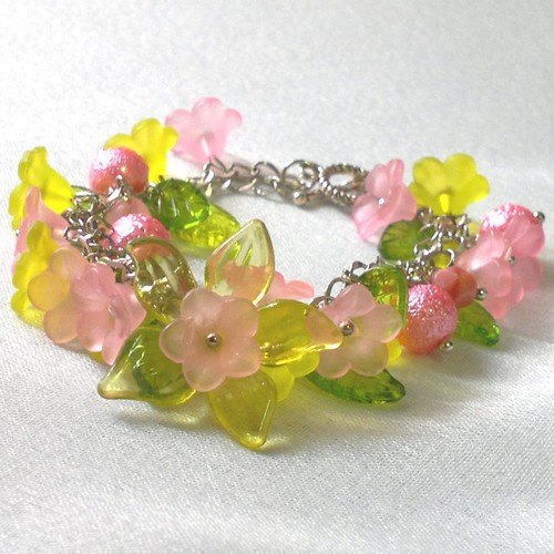 Něžný květinový náramek