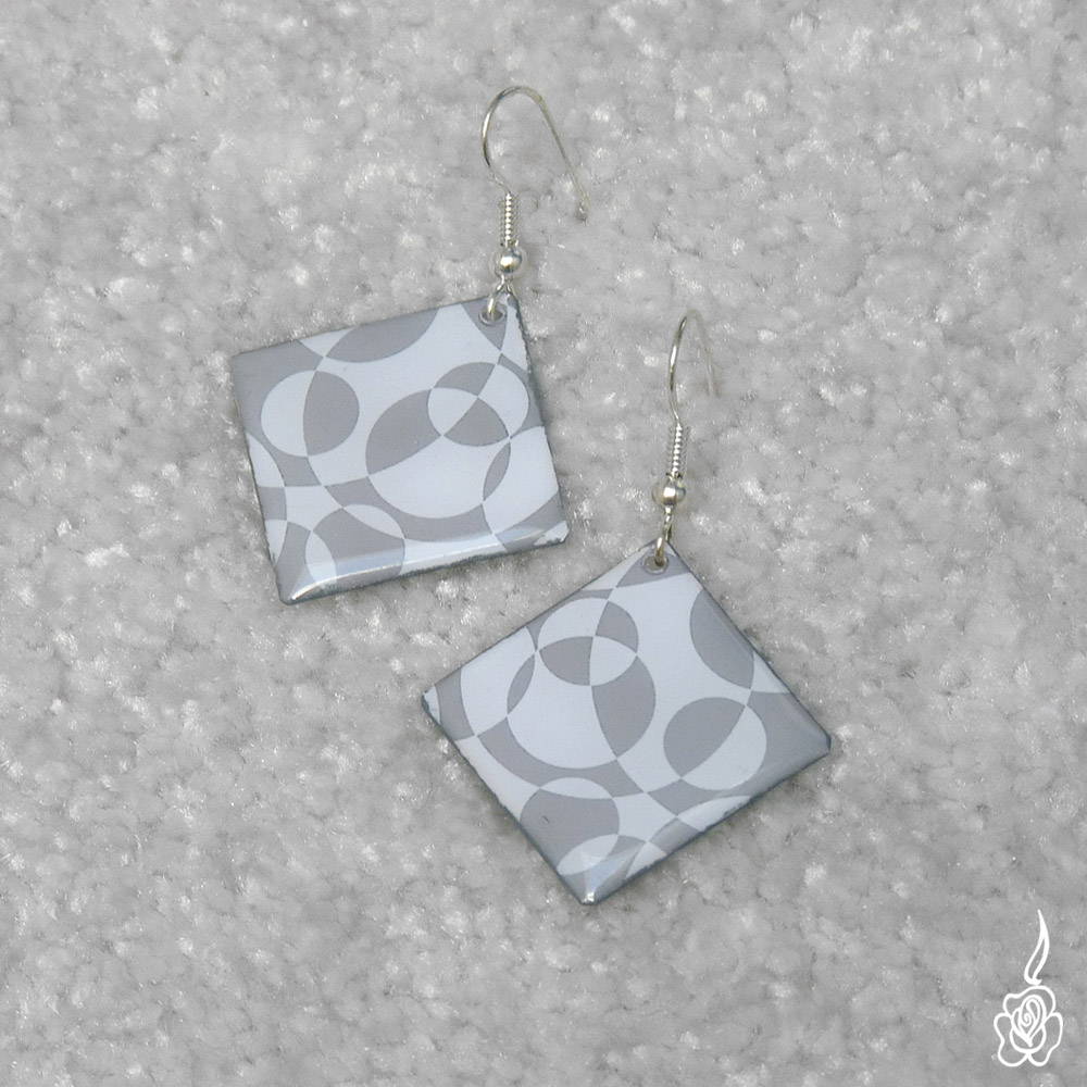 Vzorované šedobílé náušnice