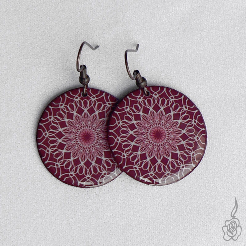 Vínové náušnice s krajkovou mandalou