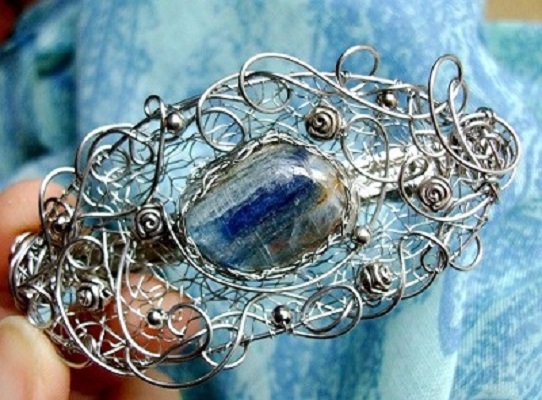 Spona do vlasů s krásným Kyanitem.