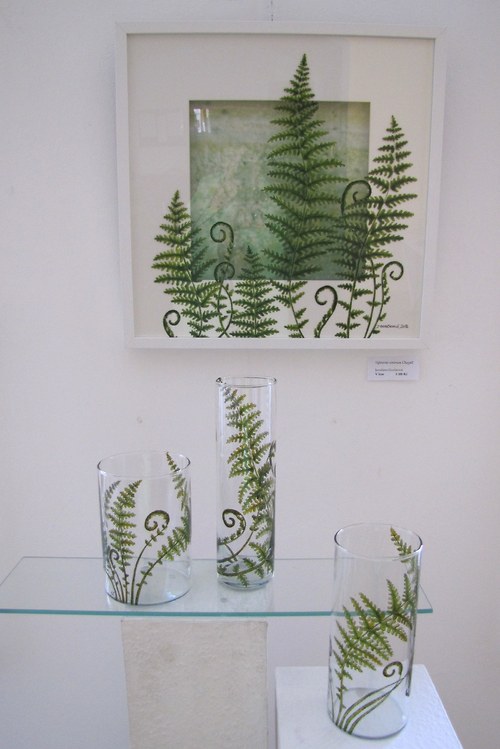 Váza ve stínu kapradí