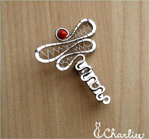 Brož - VÁŽKA - červený - korál - tepaná - chirurgická ocel