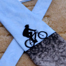 Hedvábná kravata s cyklistou - modro-černá 1991169