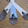 Hedvábná kravata s cyklistou - modro-černá 1991169