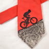 Hedvábná kravata s cyklistou do kopce - černo-červená 3368012