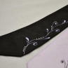 Černá kravata s fialovými ornamenty a hot-fix kamínky