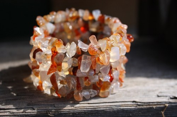 Náramek na paměťovém drátu "Karneol"