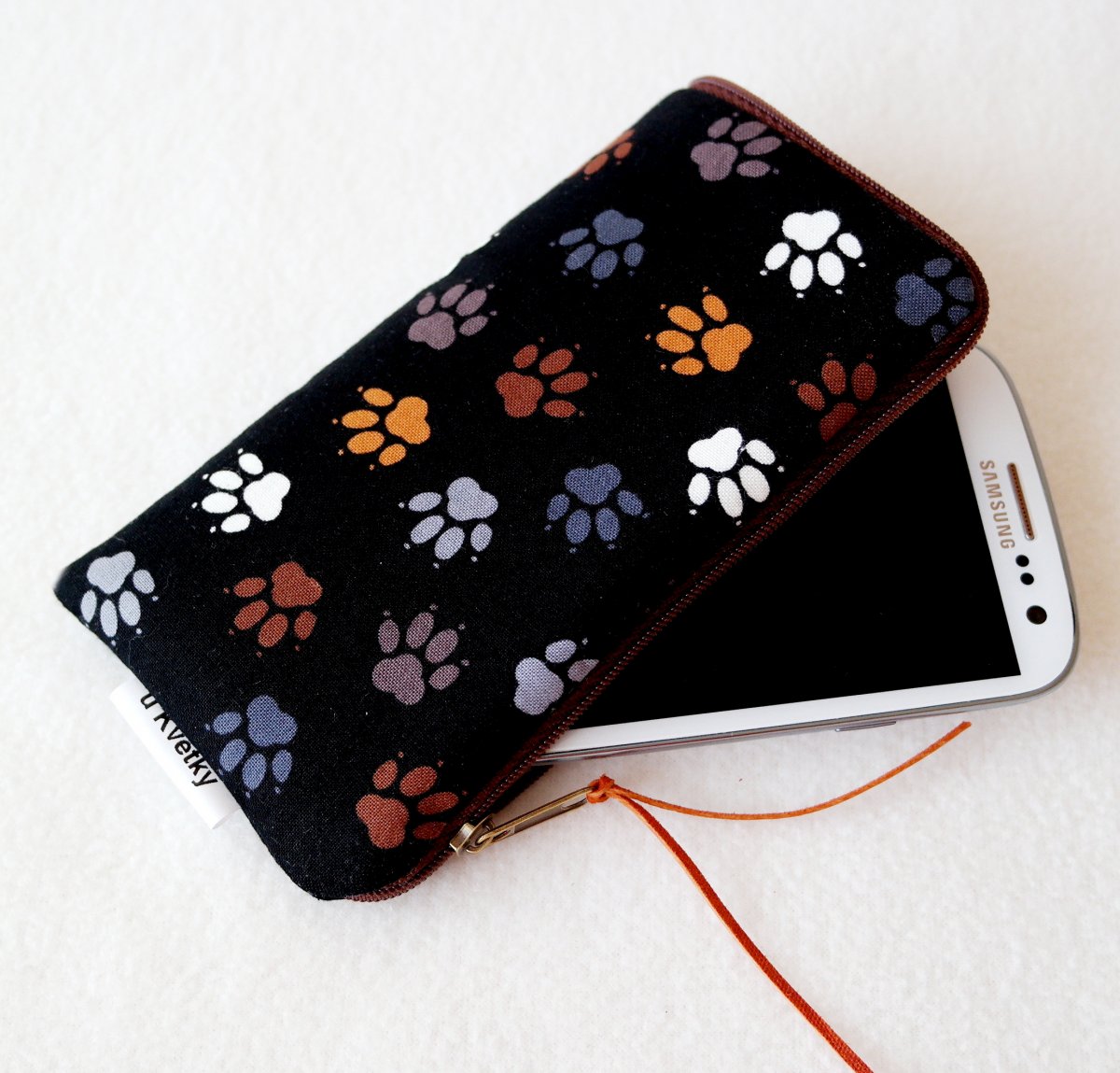 BAREVNÉ TLAPKY II - obal na mobil