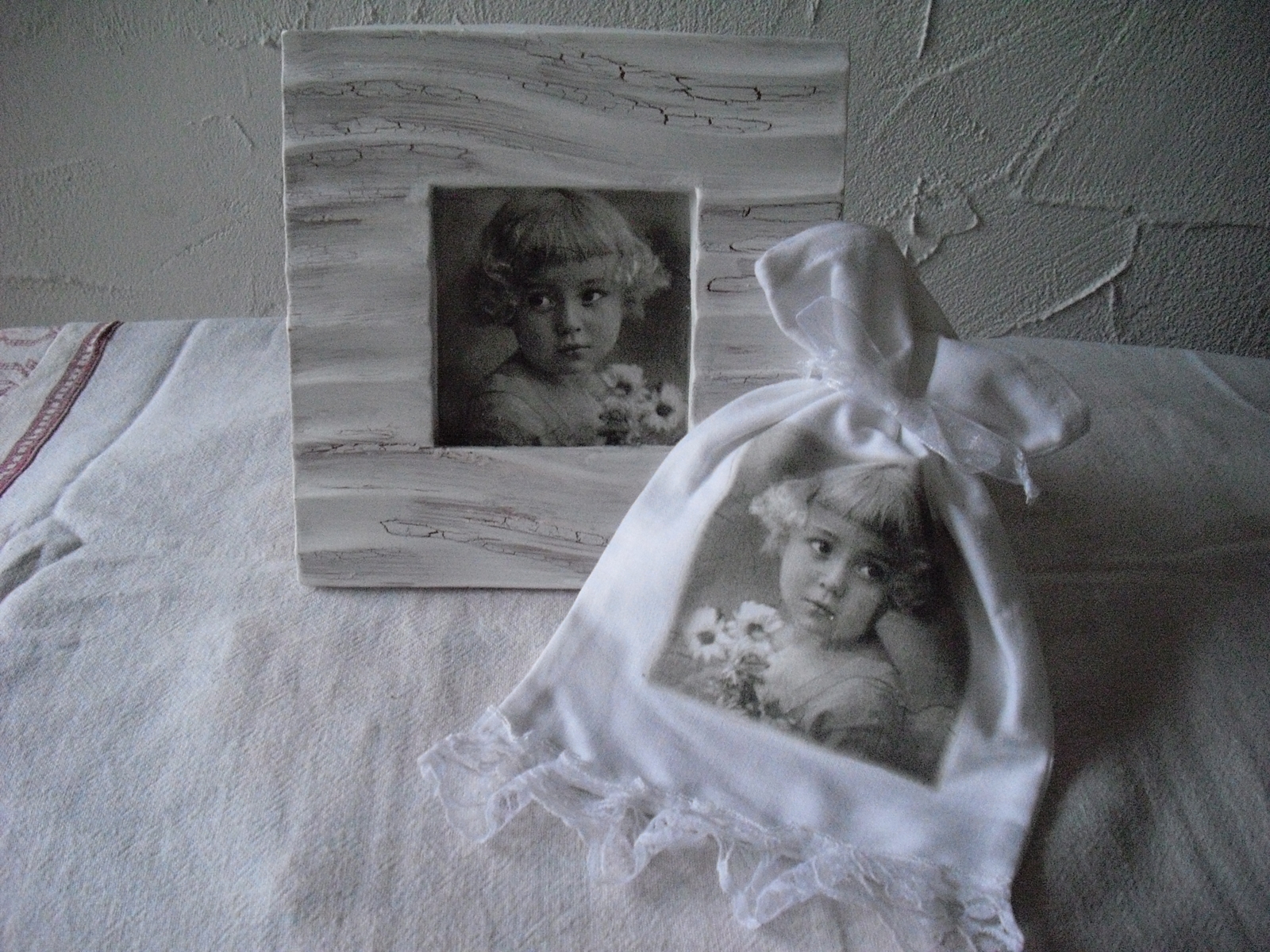 Keramický obrázek s dívkou I