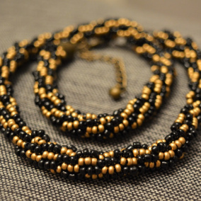 Háčkovaný náhrdelník zlato-černý