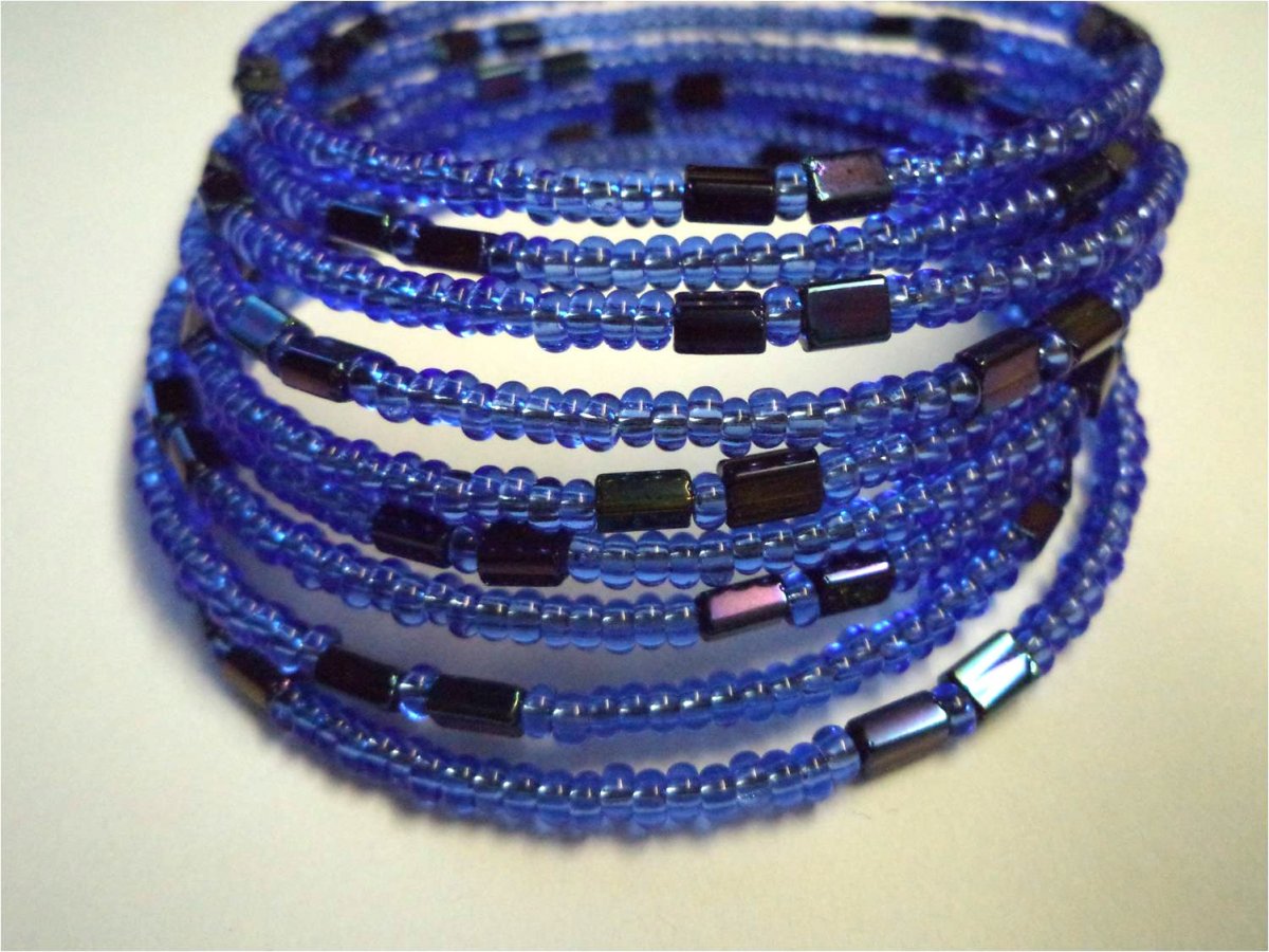 Tmavě modrý s cihličkami