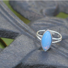 Prsten s opálově modrou navetou 