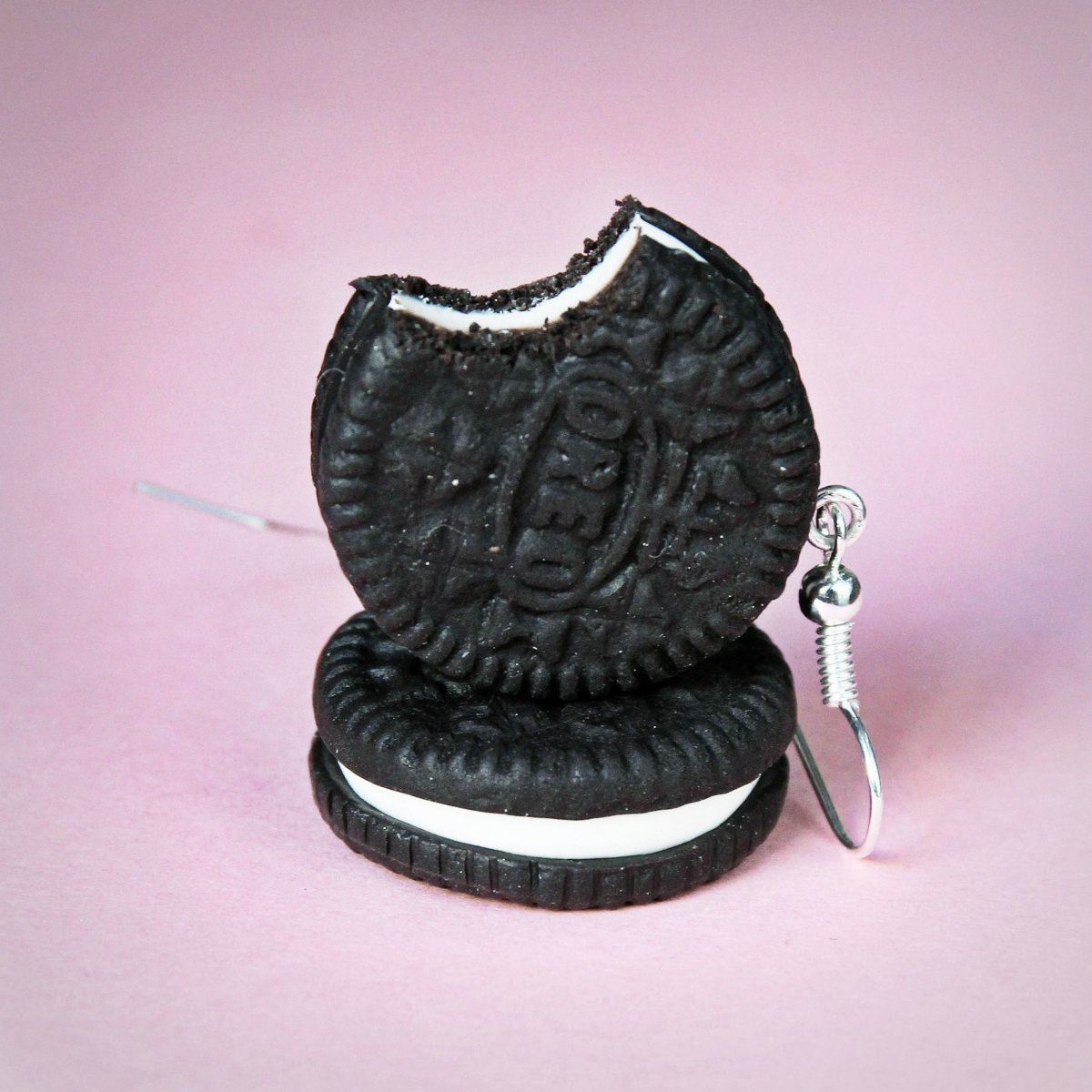 Oreo náušnice nakousnuté