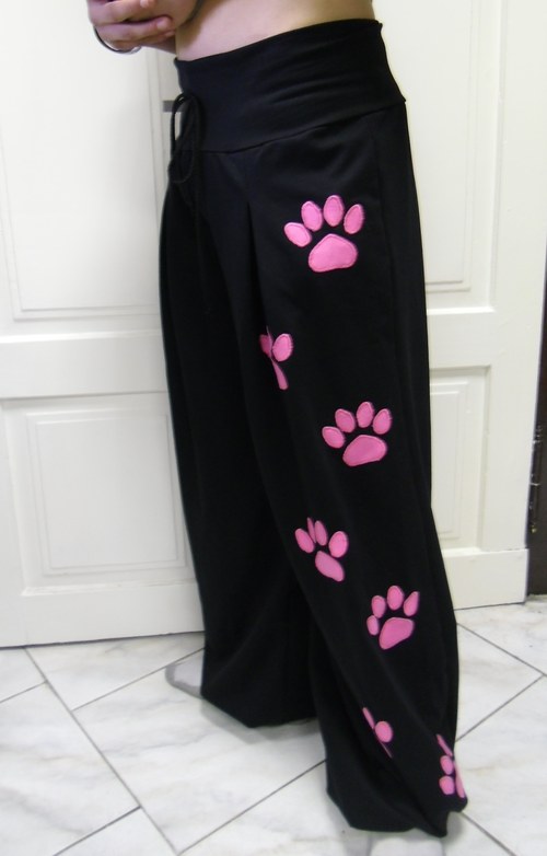 Dětské tepláčky s růžovými  tlapičkami