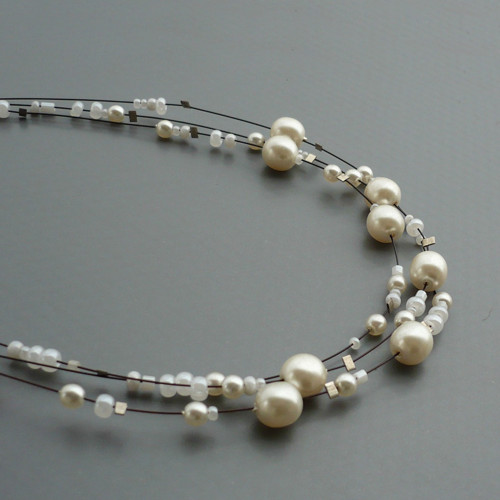 Bílý perličkový třířadý náhrdelník na černém